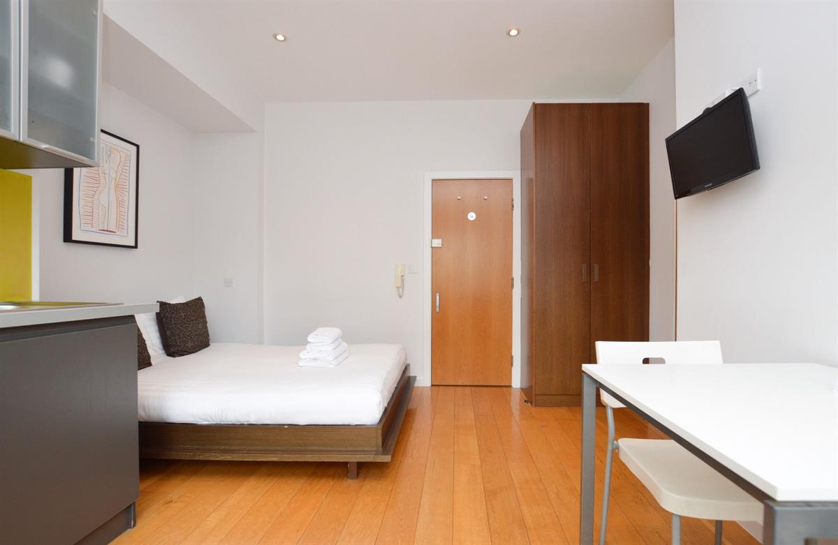 Flat Holland Park Avenue in Greater London