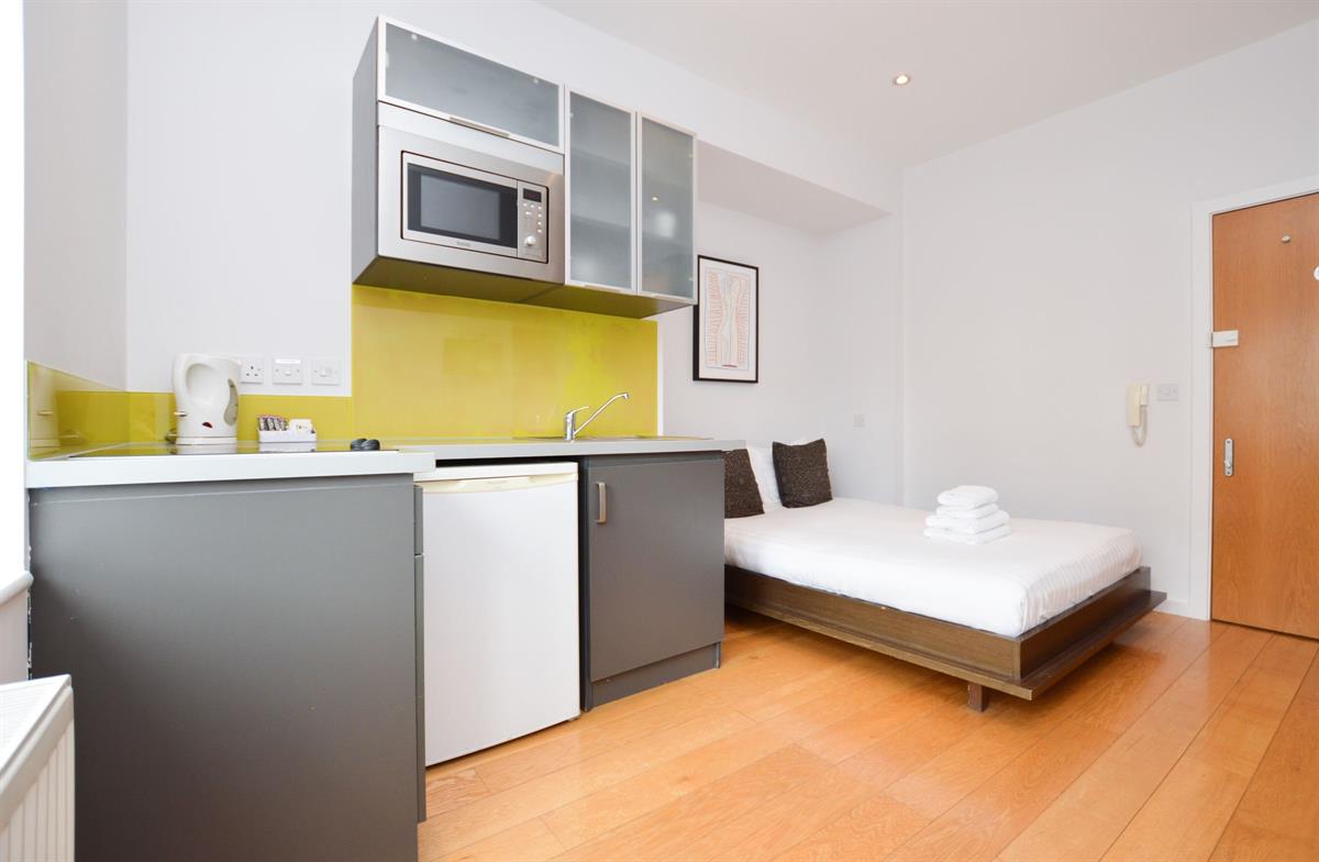 Flat Holland Park Avenue in Greater London