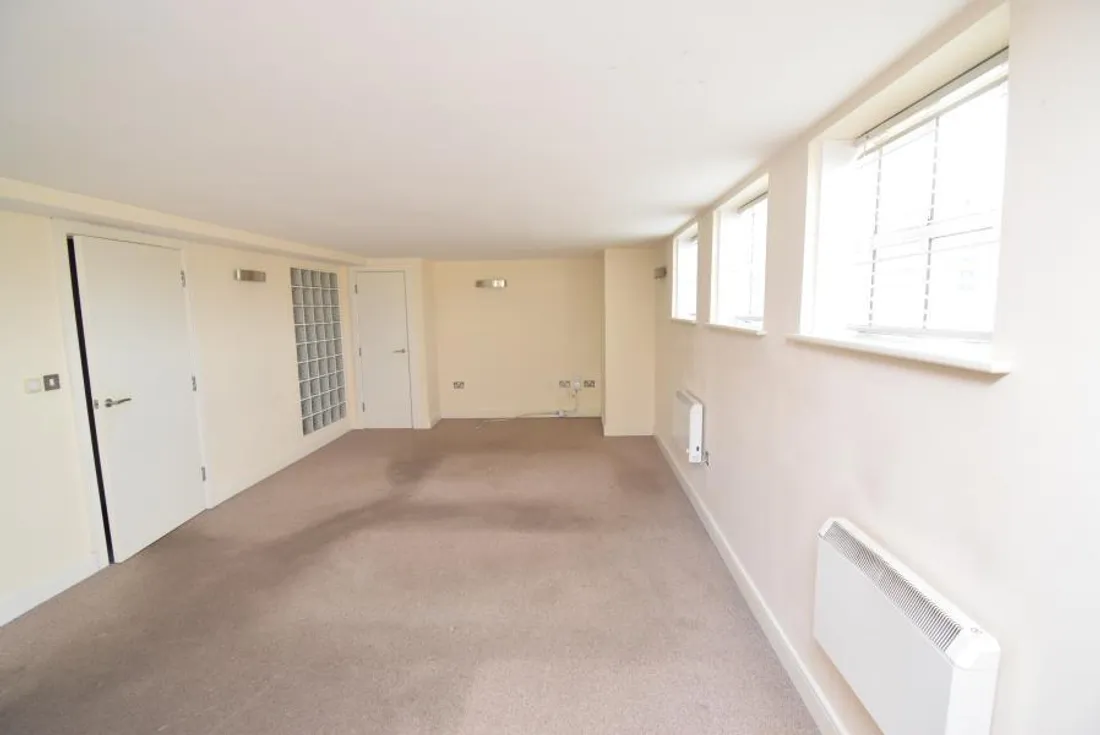 Flat Clarence Place in Newport