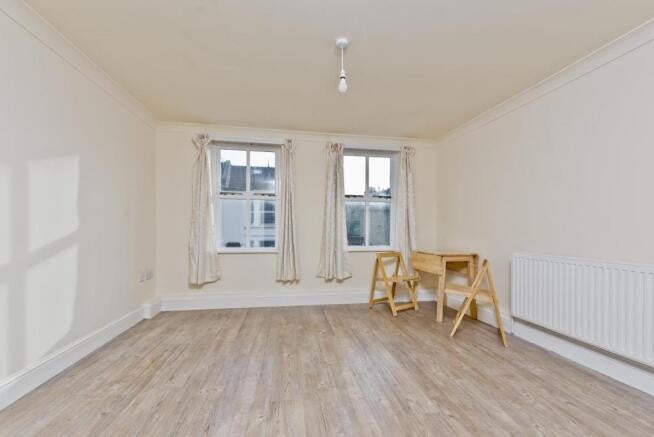 Flat Glenburnie Road in Greater London