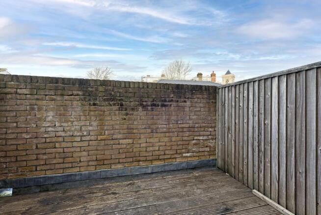 Flat Glenburnie Road in Greater London