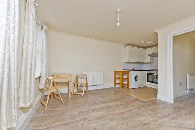 Flat Glenburnie Road in Greater London