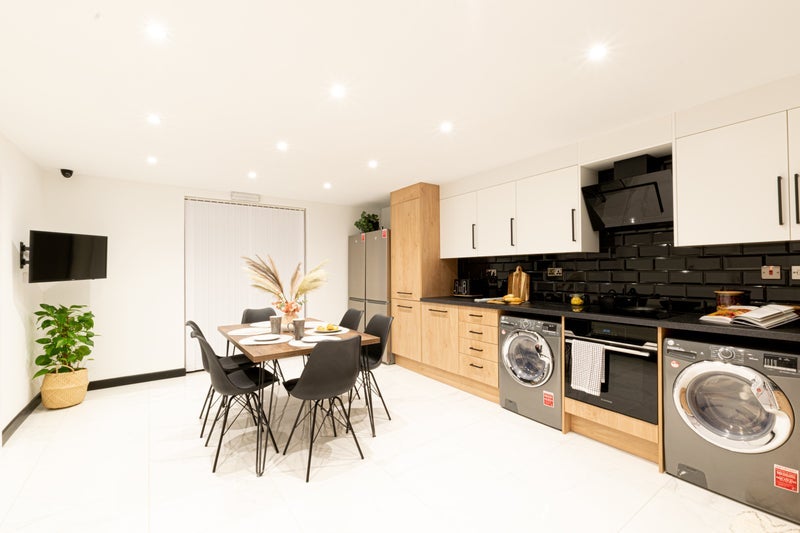 Room Orchard Road in Ashfield