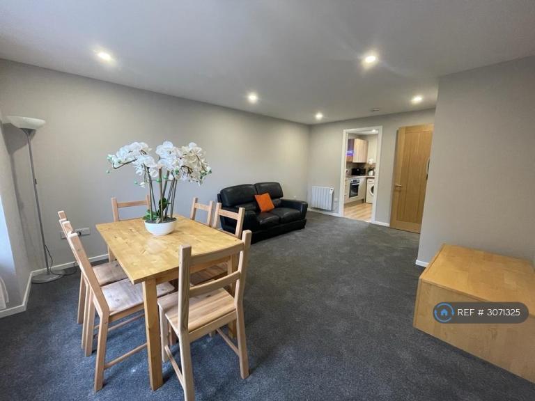 Flat Parkside Terrace in City of Edinburgh