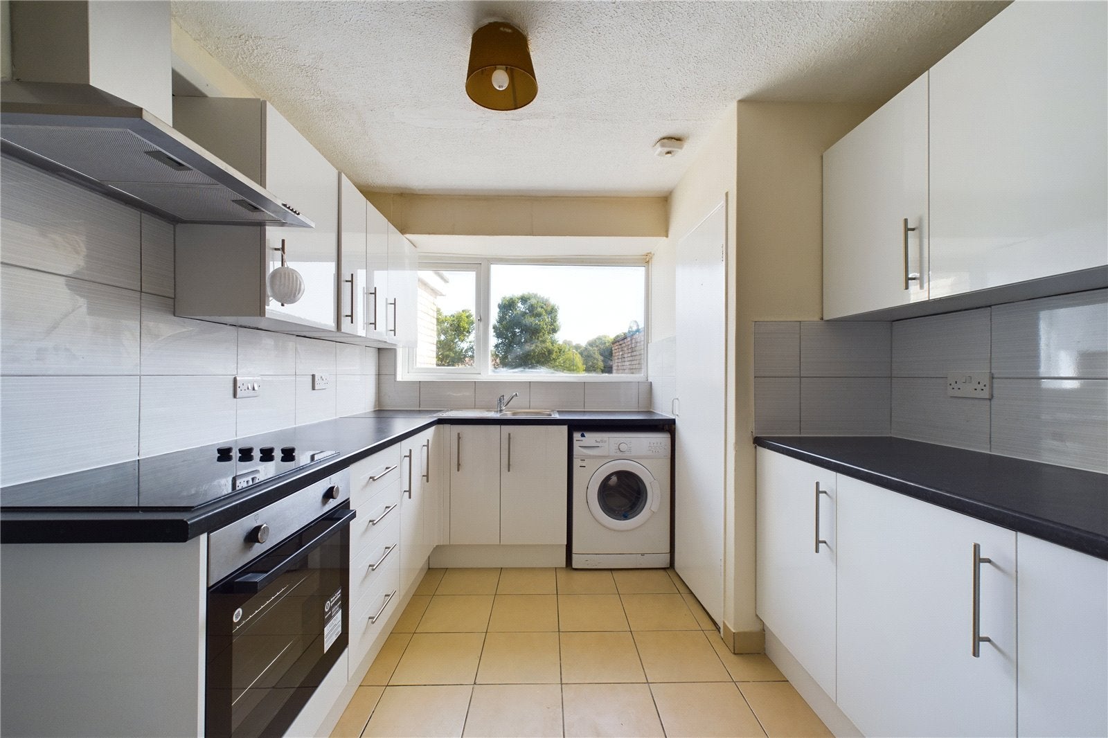 Flat Gossops Green Parade in Crawley