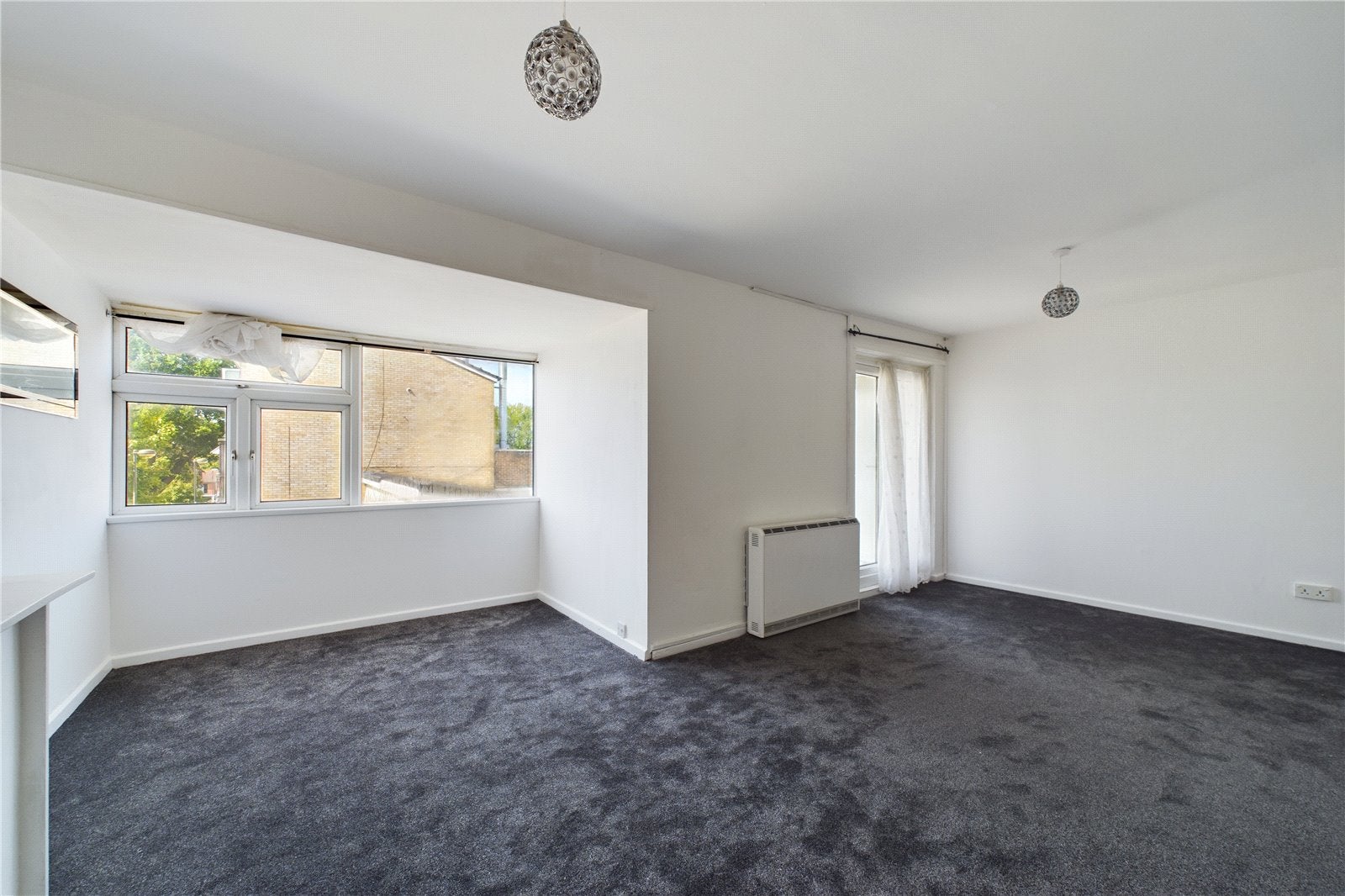 Flat Gossops Green Parade in Crawley