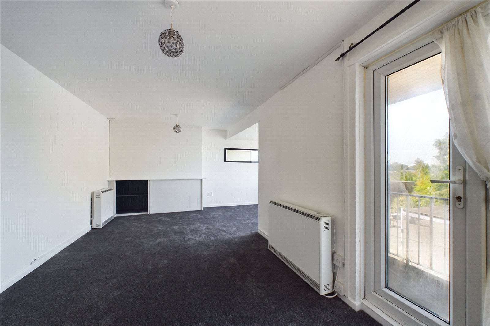 Flat Gossops Green Parade in Crawley