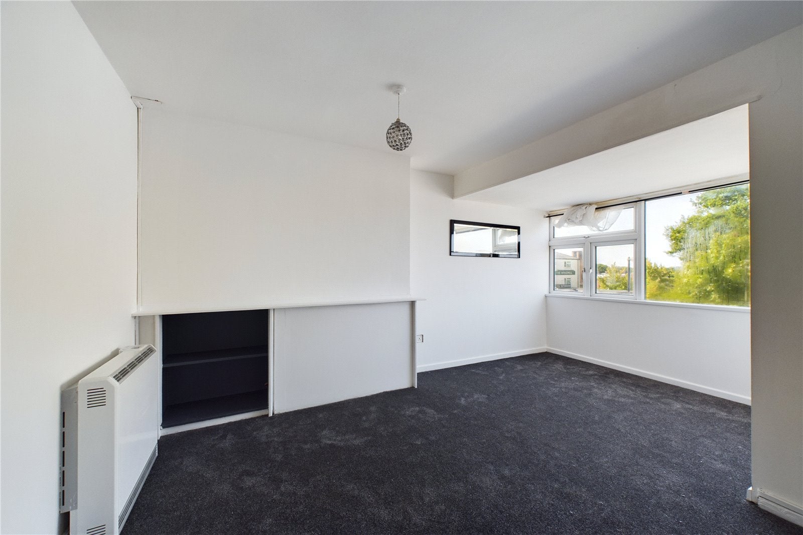 Flat Gossops Green Parade in Crawley