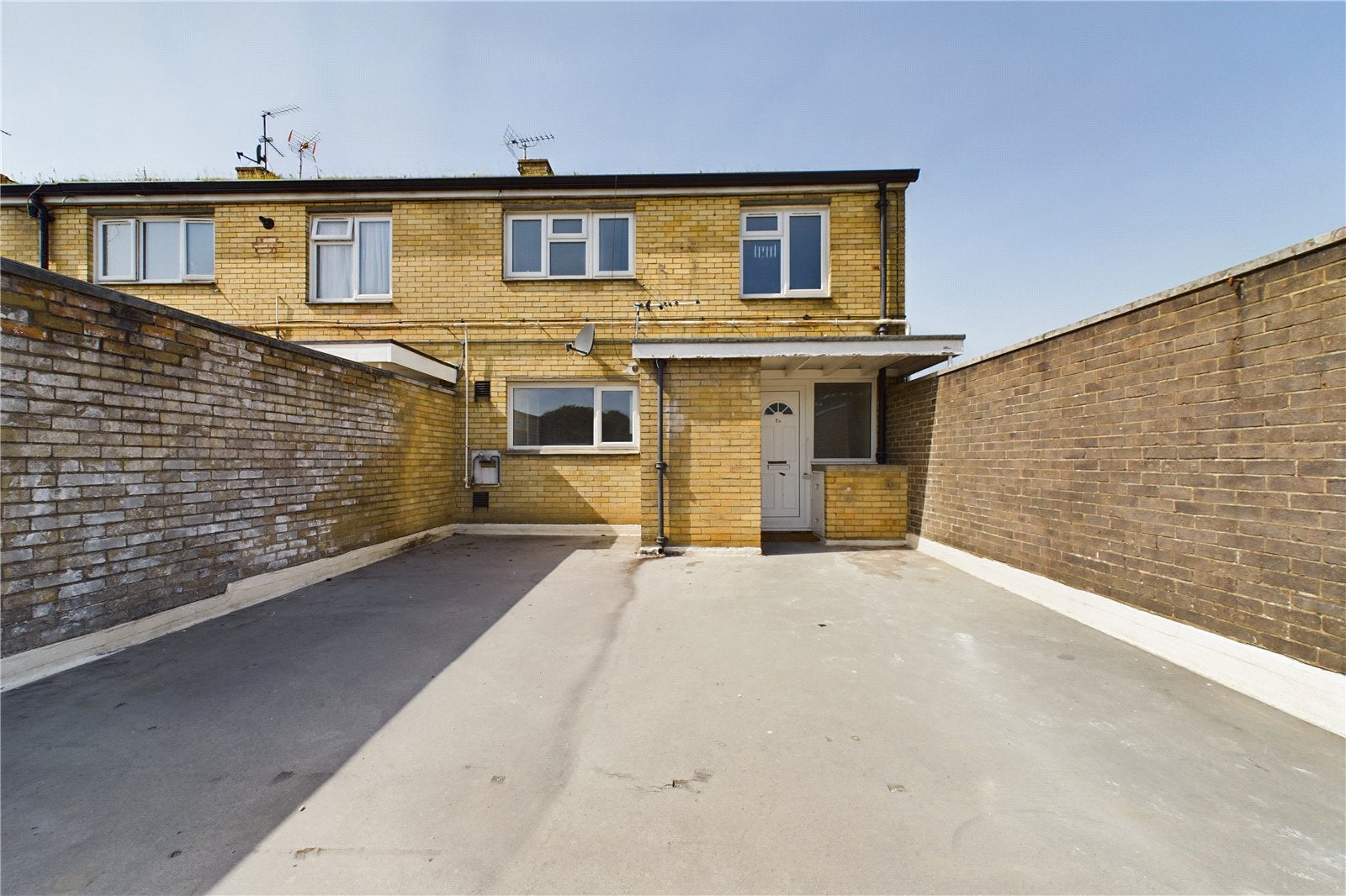 Flat Gossops Green Parade in Crawley