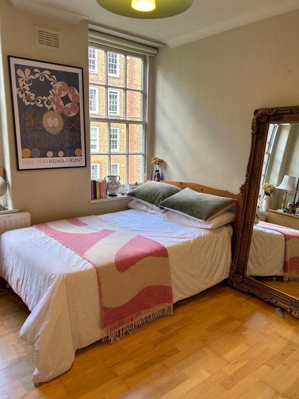 Flat Vicarage Crescent in Greater London