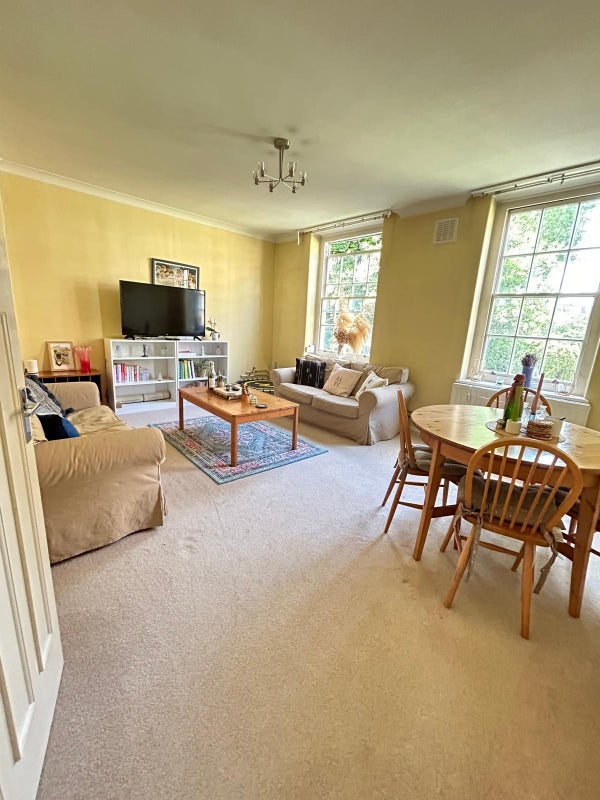 Room Vicarage Crescent in Greater London