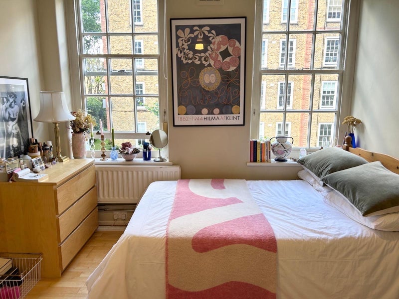 Flat Vicarage Crescent in Greater London