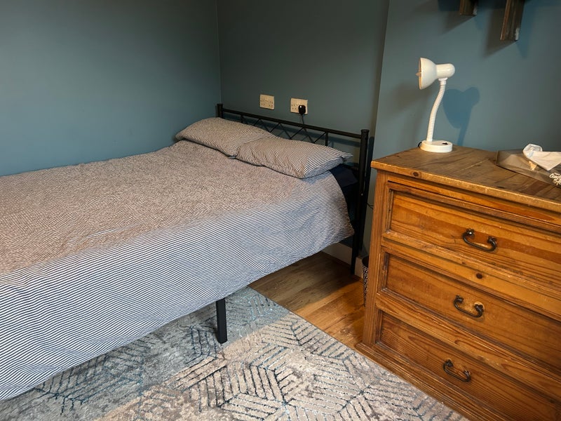 Room Grove Road in Greater London