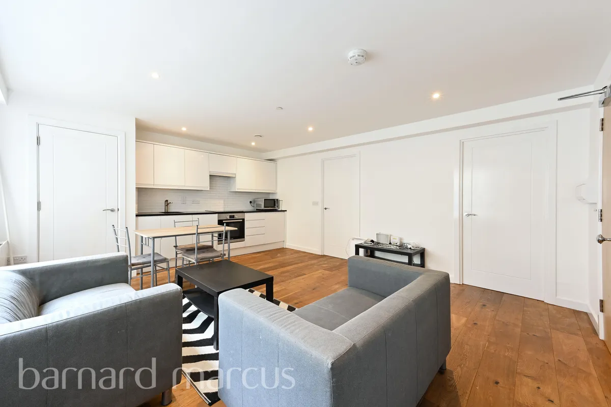 Flat Scarbrook Road in Greater London