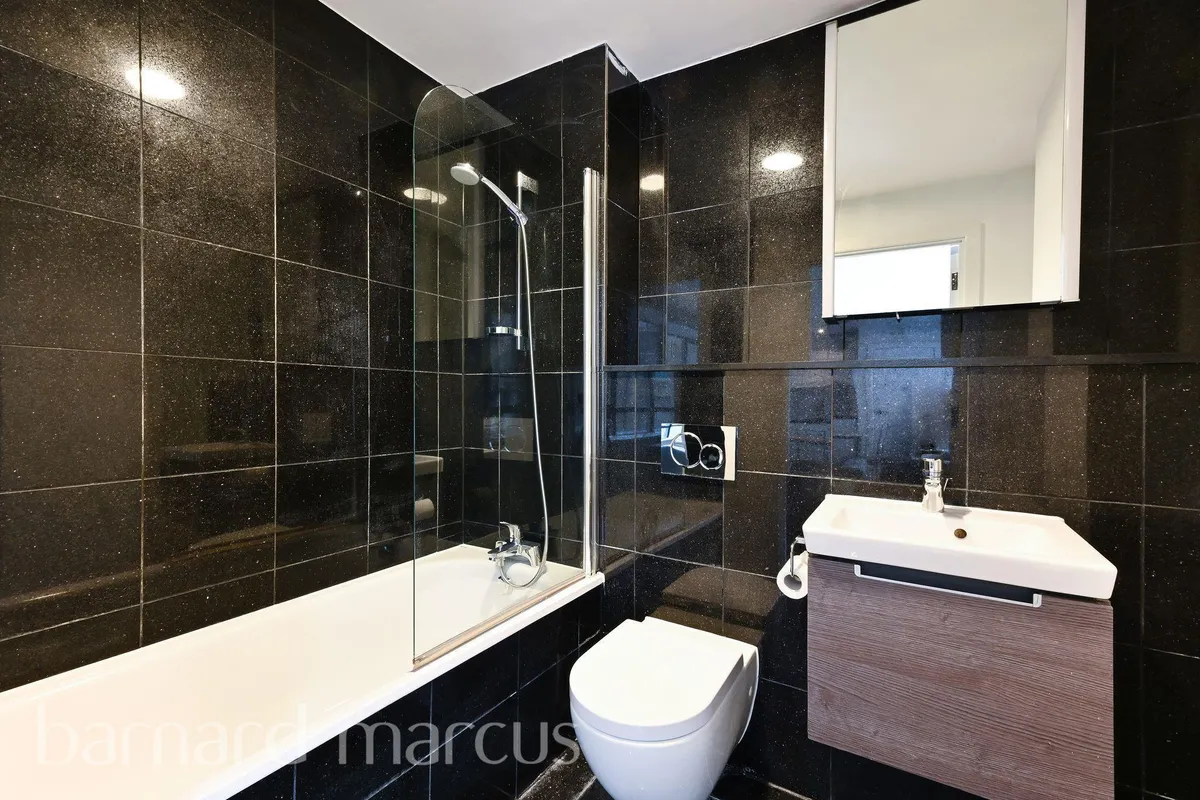 Flat Scarbrook Road in Greater London