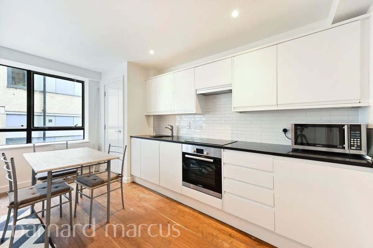 Flat Scarbrook Road in Greater London