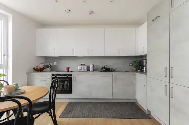 Flat Wick Lane in Greater London