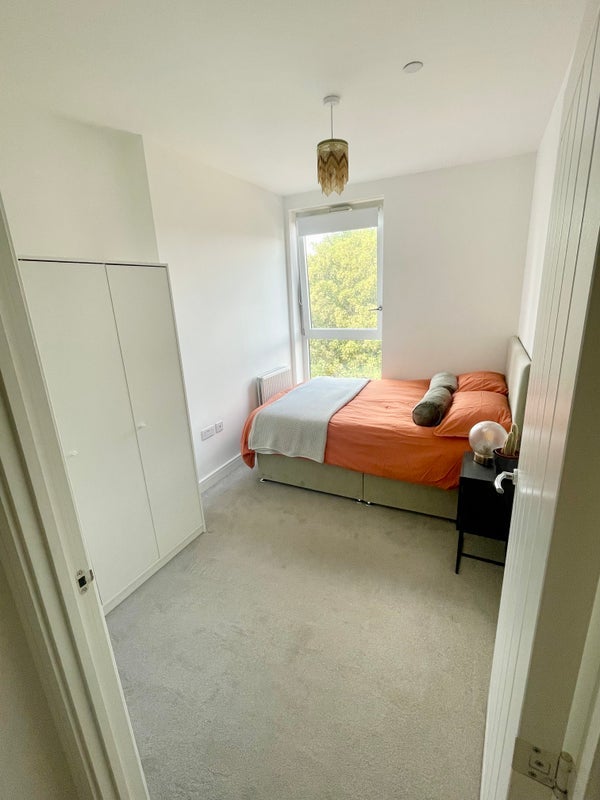 Flat Wick Lane in Greater London