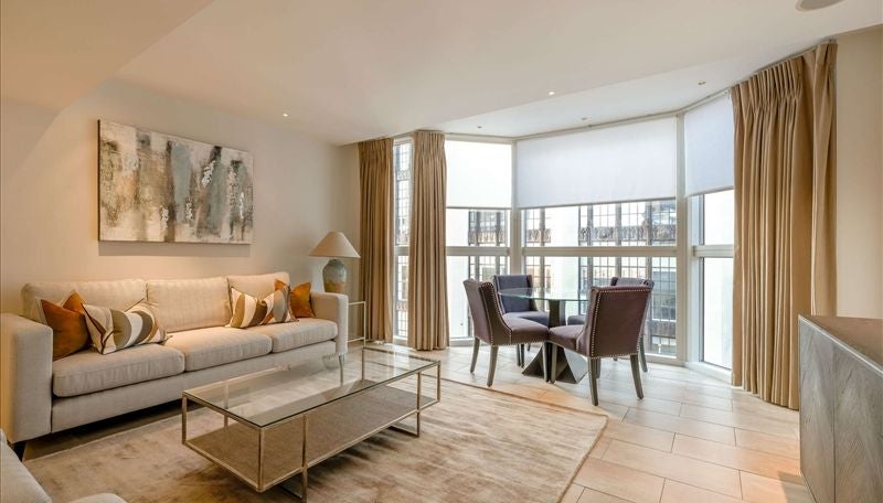Flat Kensington High Street in Greater London