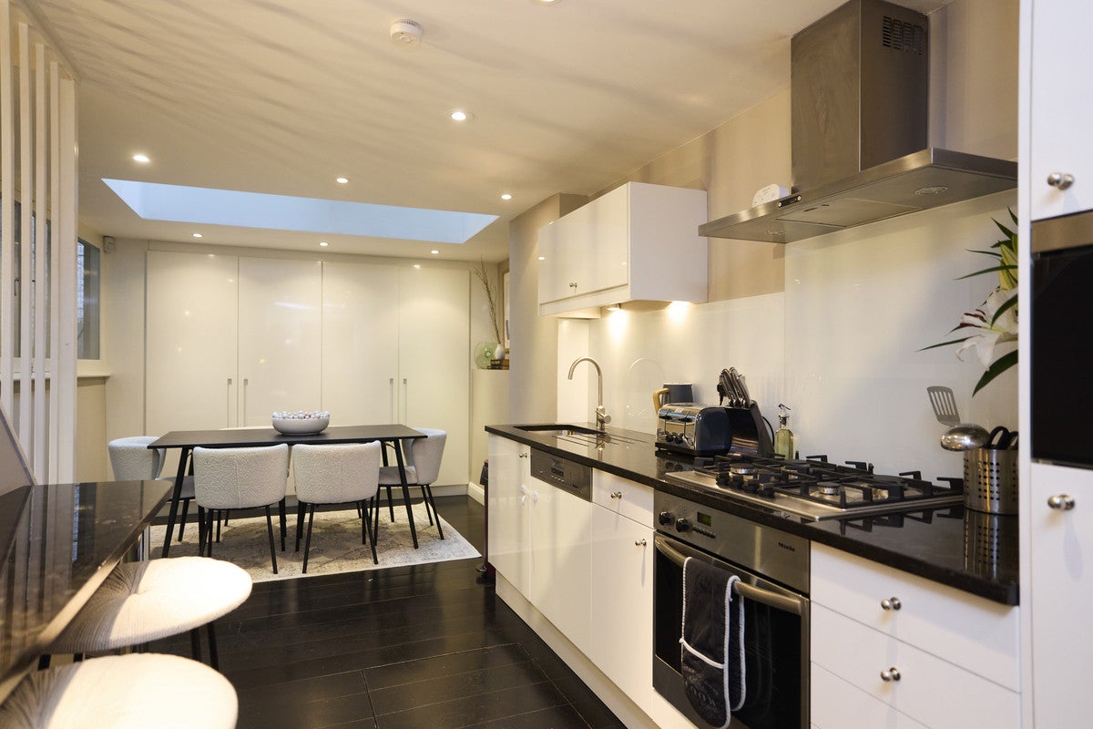 Flat Uxbridge Street in Greater London