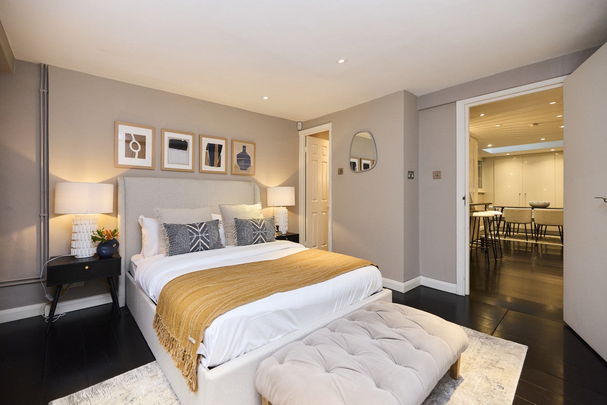 Flat Uxbridge Street in Greater London
