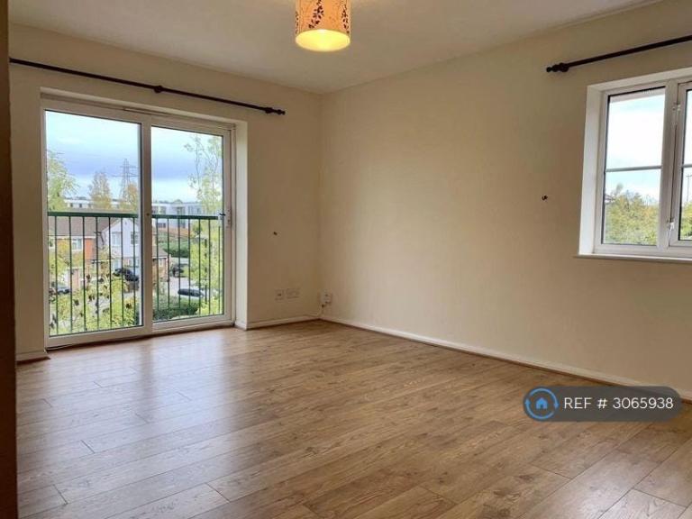 Flat Fenchurch Road in Crawley