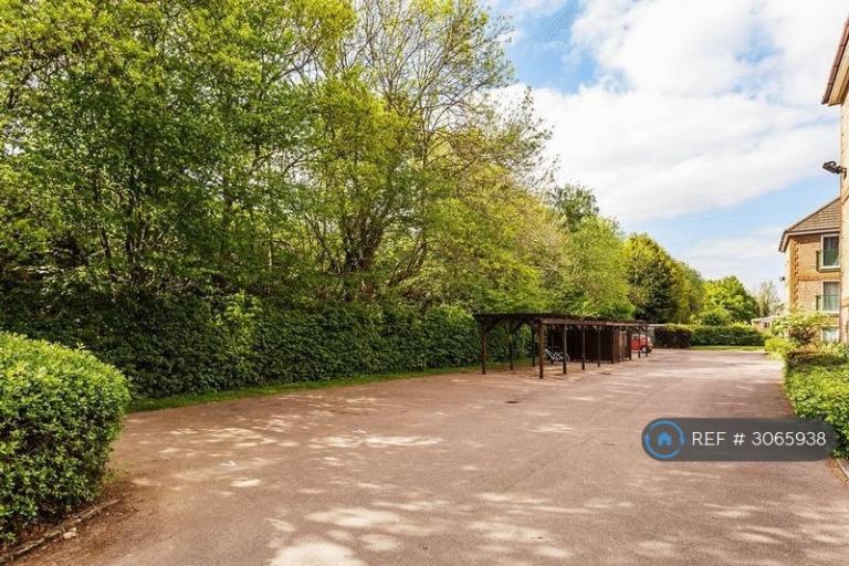 Flat Fenchurch Road in Crawley