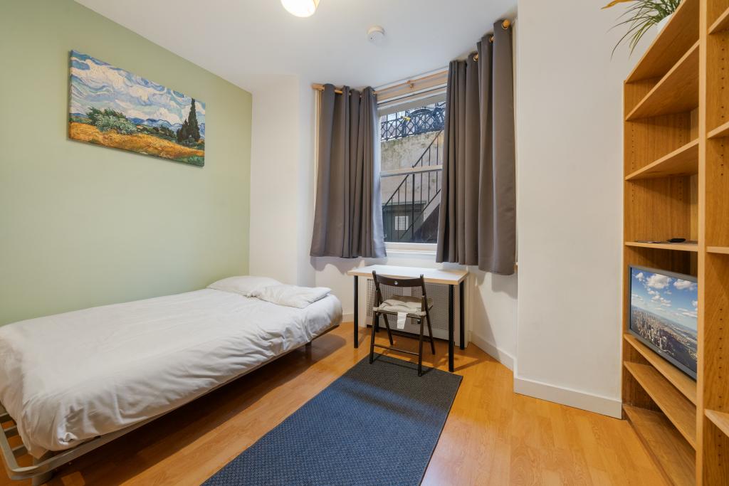 Flat Fairholme Road in Greater London