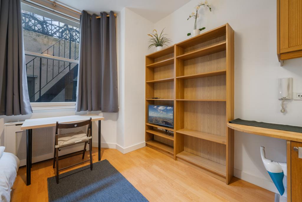 Flat Fairholme Road in Greater London