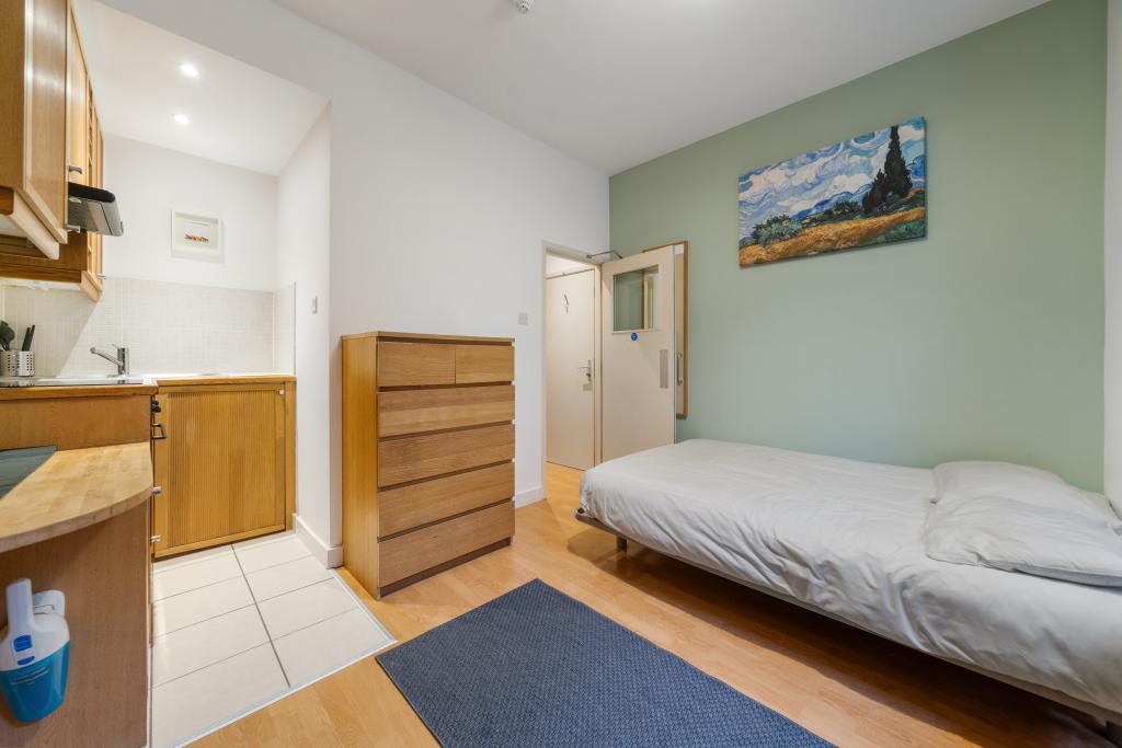 Flat Fairholme Road in Greater London