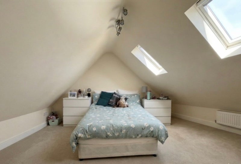 Room Hilary Road in Greater London