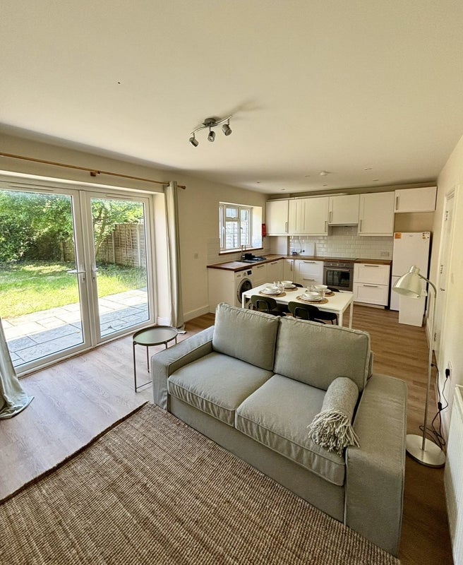 Room Hilary Road in Greater London