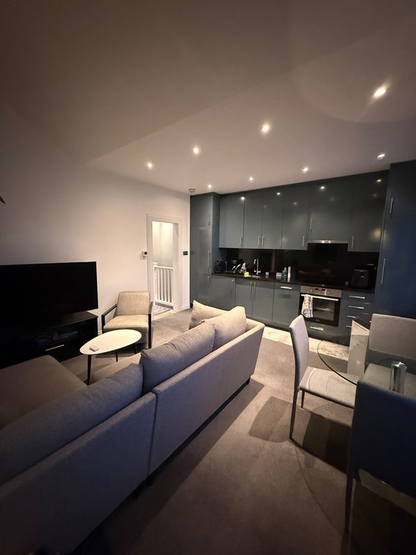 Flat Fernshaw Road in Greater London