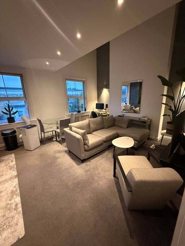 Flat Fernshaw Road in Greater London