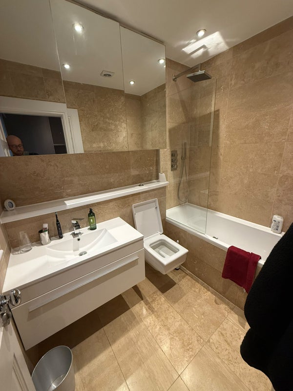 Flat Fernshaw Road in Greater London