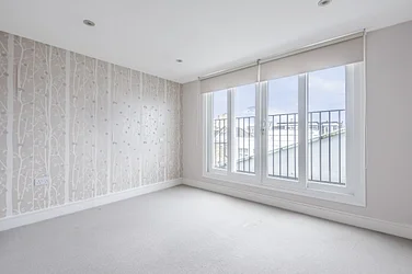 Flat Gunnersbury Lane in Greater London