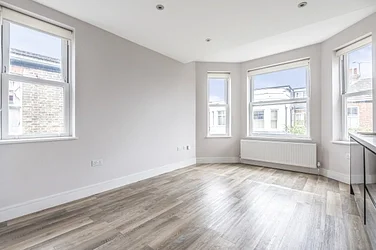 Flat Gunnersbury Lane in Greater London