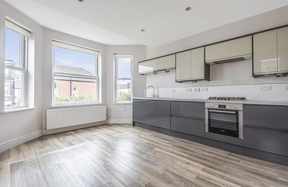 Flat Gunnersbury Lane in Greater London