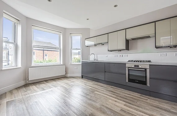 Flat Gunnersbury Lane in Greater London