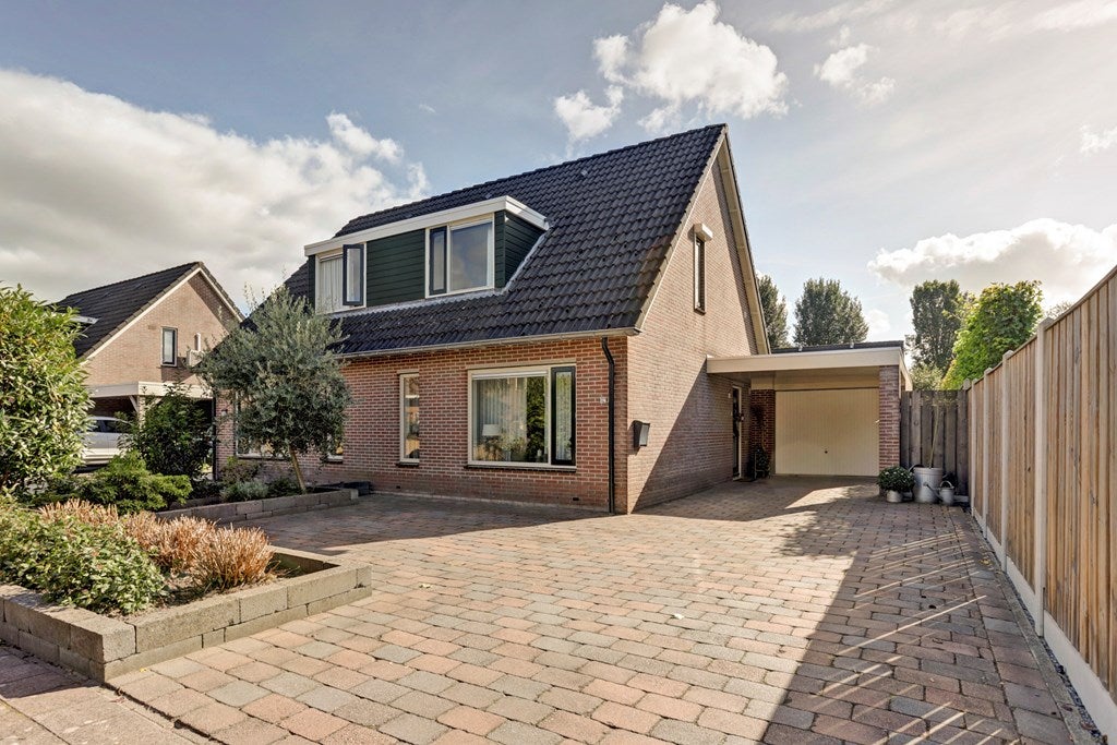 Huis Knotwilglaan 12 in Emmer-Compascuum