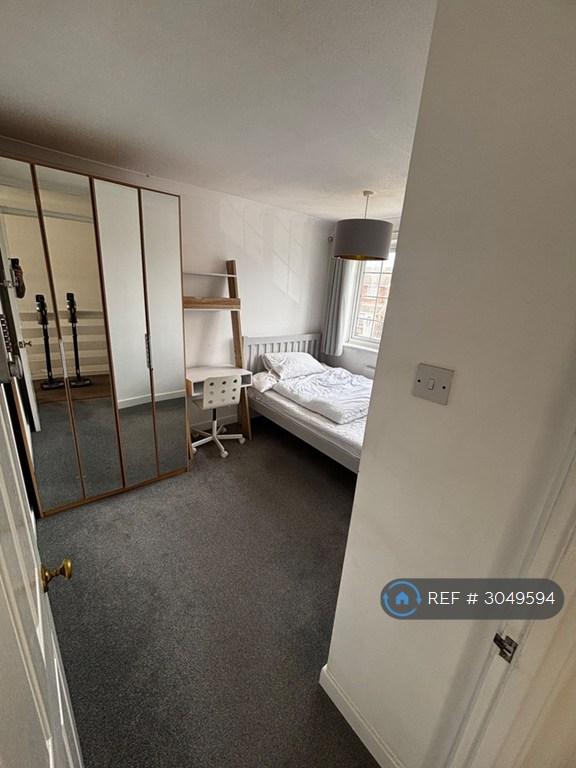 Room Swallow Close in Buckingham