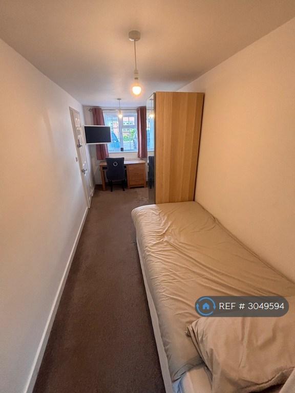 Room Swallow Close in Buckingham