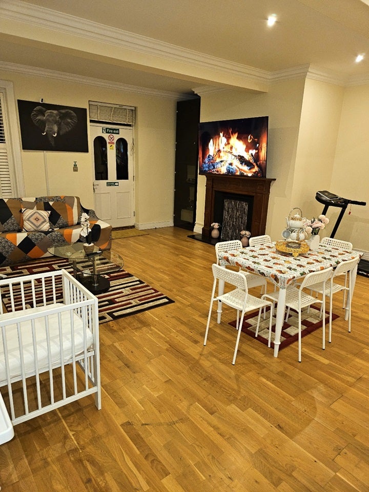 Room Harlington Road in Greater London