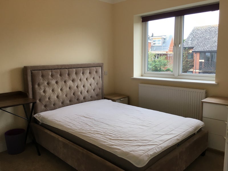 Room Grove Close in Slough
