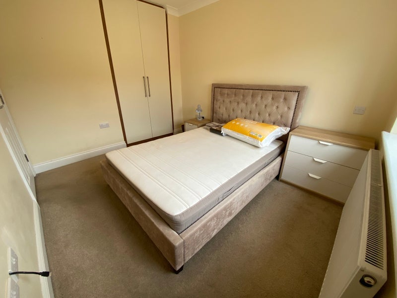 Room Grove Close in Slough