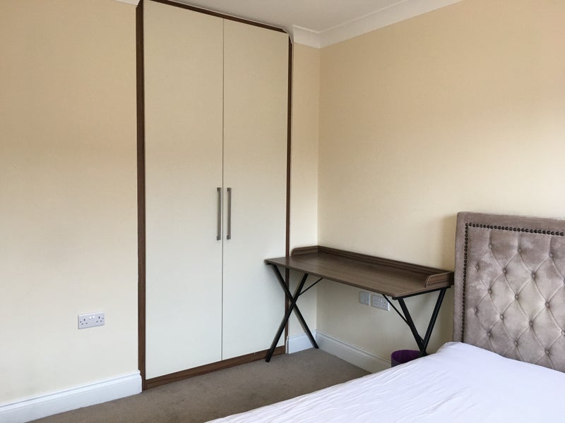 Room Grove Close in Slough