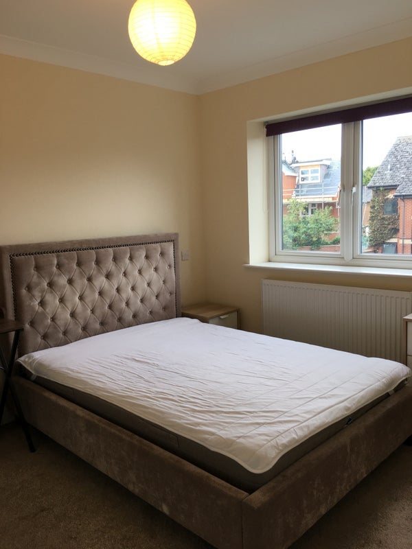 Room Grove Close in Slough