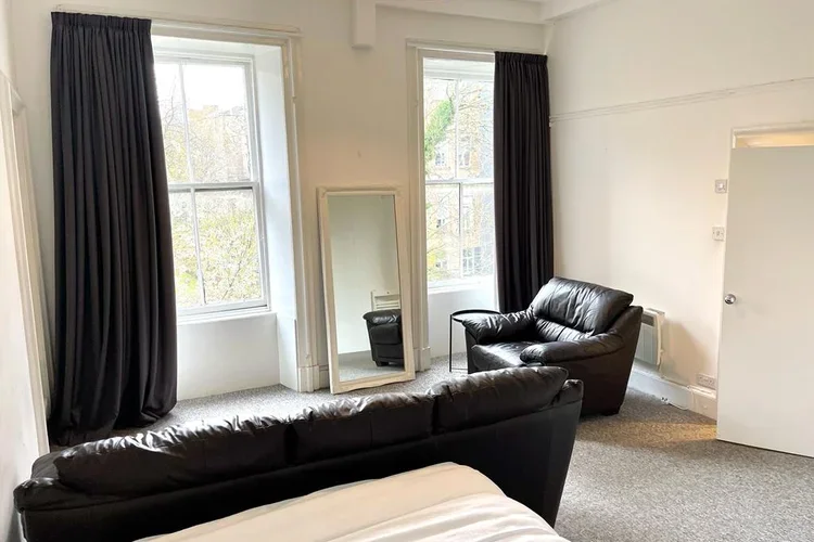Flat Alfred Terrace in Glasgow