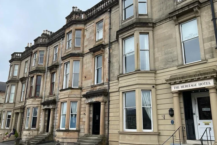Flat Alfred Terrace in Glasgow