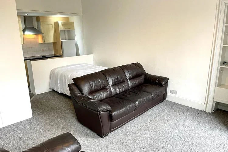 Flat Alfred Terrace in Glasgow